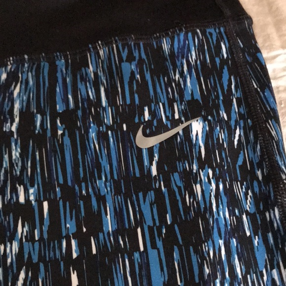 Nike cropped blue black and white leggings - Picture 2 of 5